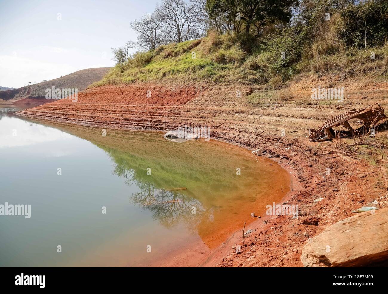 Jacareí, SP-17.08.2021: REPRESA EM BAIXO VOLUME CRISE HÍDRICA - il calo del livello delle dighe è normale in questo momento a causa del basso volume di pioggia previsto che, quest'anno, Era ancora più piccolo a causa della grave siccità che colpisce non solo São Paulo, ma anche diverse regioni in Brasile. La situazione non è ideale e Sabesp sta lavorando per garantire l'approvvigionamento. La collaborazione della popolazione è molto importante, intensificando l'uso coscienzioso dell'acqua, evitando ogni spreco. (Foto: Luis Lima Jr/Fotoarena) Foto Stock