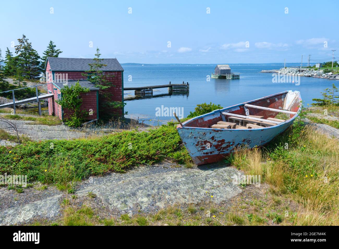 Capanne di pescatori e vecchie barche nella comunità Blue Rocks, Nuova Scozia, Canada Foto Stock