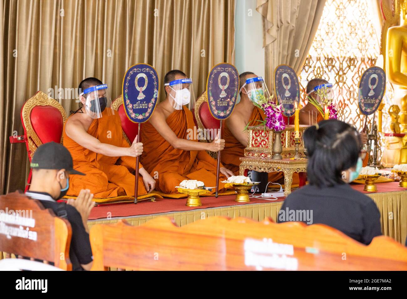 Thonburi, Bangkok, Thailandia. 21 luglio 2021. Funerali buddisti a Sutthawat Temple.COVID Delta fortemente diffuso in Thailandia con 20,000 infezioni e 200 morti al giorno. Pochi templi accettano corpi COVID-19 che causano la carenza di crematori per eseguire rituali di cremazione buddista. (Credit Image: © Phobthum Yingpaiboonsuk/SOPA Images via ZUMA Press Wire) Foto Stock