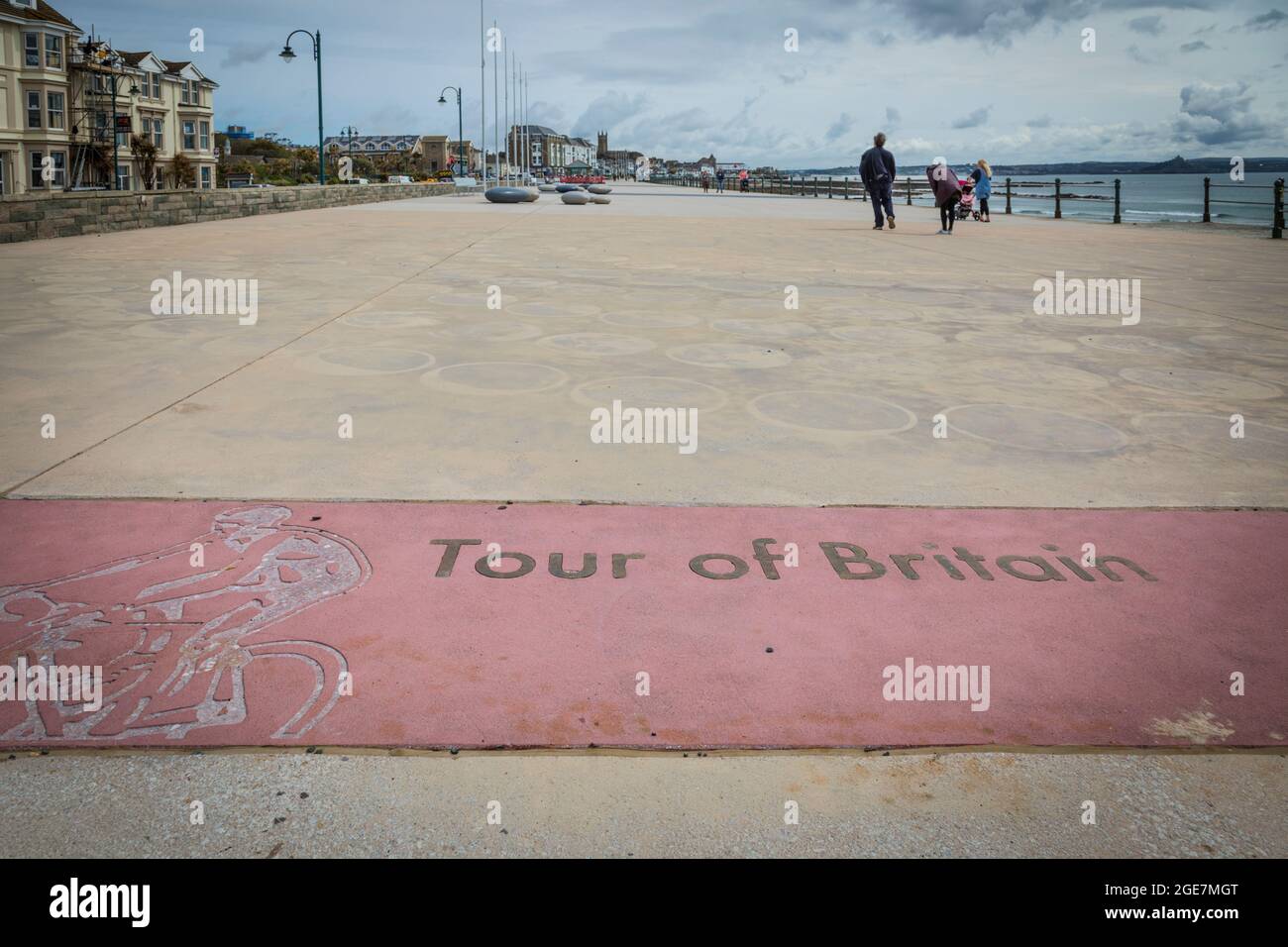 Linea di partenza per la gara ciclistica Tour of Britain (differita dal 2020 al 2021 a causa del Covid-19) sul lungomare di Penzance, Cornovaglia, Inghilterra. Foto Stock