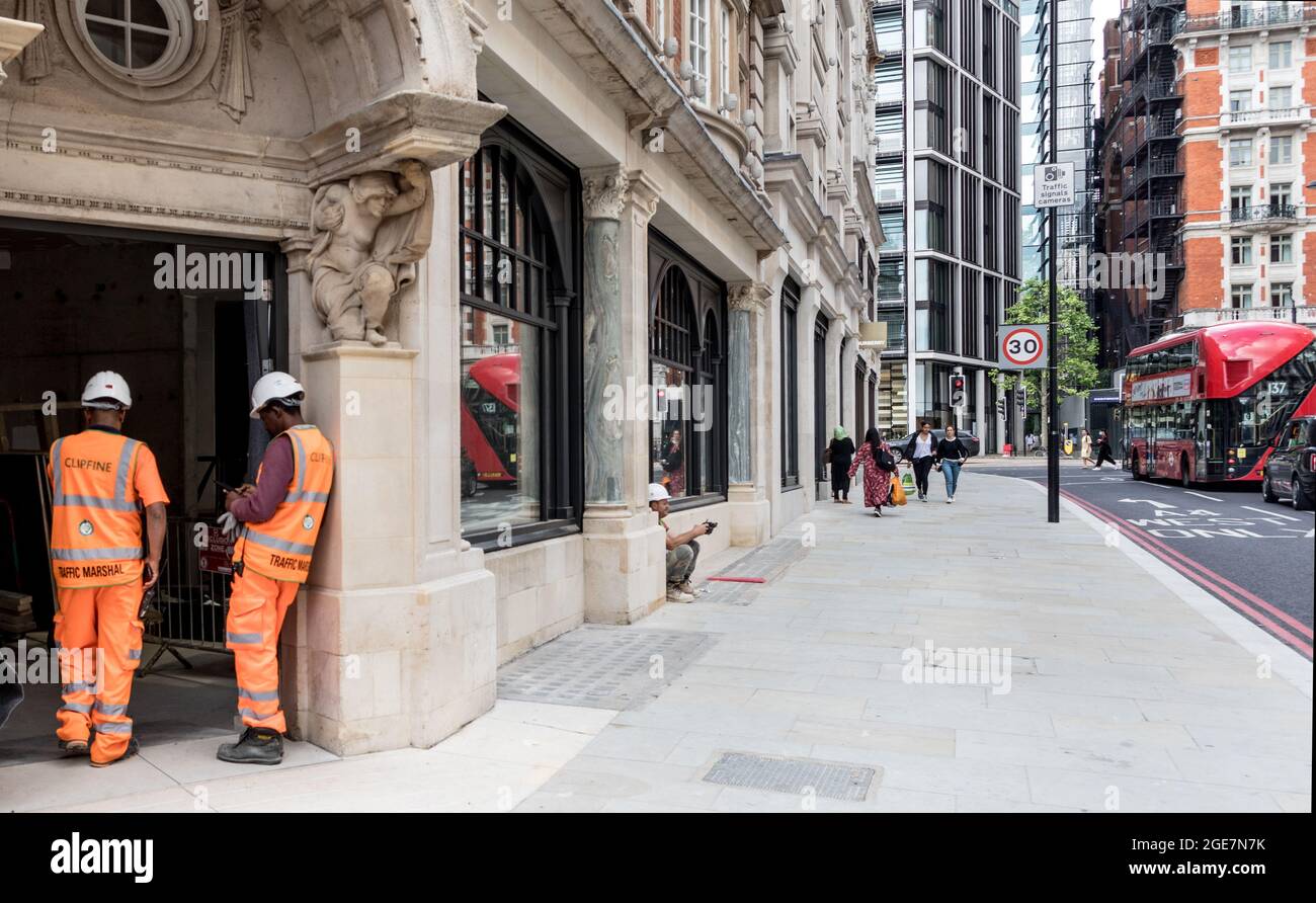 Uomini di lavoro in Hardhats Kensington Londra UK Foto Stock