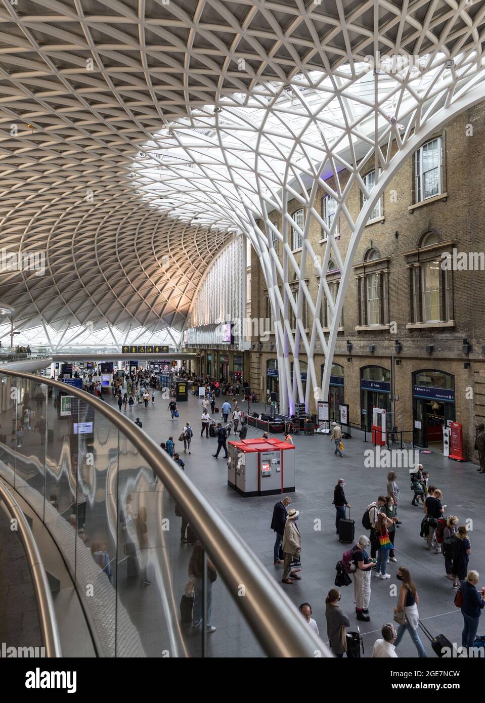 Interno della rinnovata Kings Cross Station London UK Foto Stock