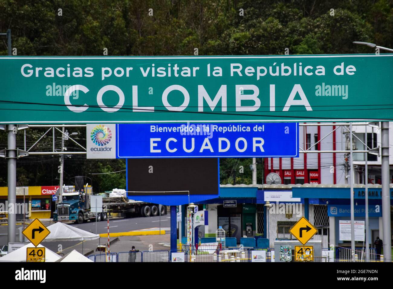 Segni di 'grazie per aver visitato Colombia e Welcom in Ecuador' visto vicino al confine Colombia-Ecuador come conducenti di veicoli di servizio pubblico in protesta sul ponte internazionale Rumichaca che conetta i paesi della Colombia e Ecuador chiedendo l'apertura del confine a causa della chiusura COVID-19 che colpisce Economia locale a Ipiales, Nariño il 17 agosto 2021 Foto Stock