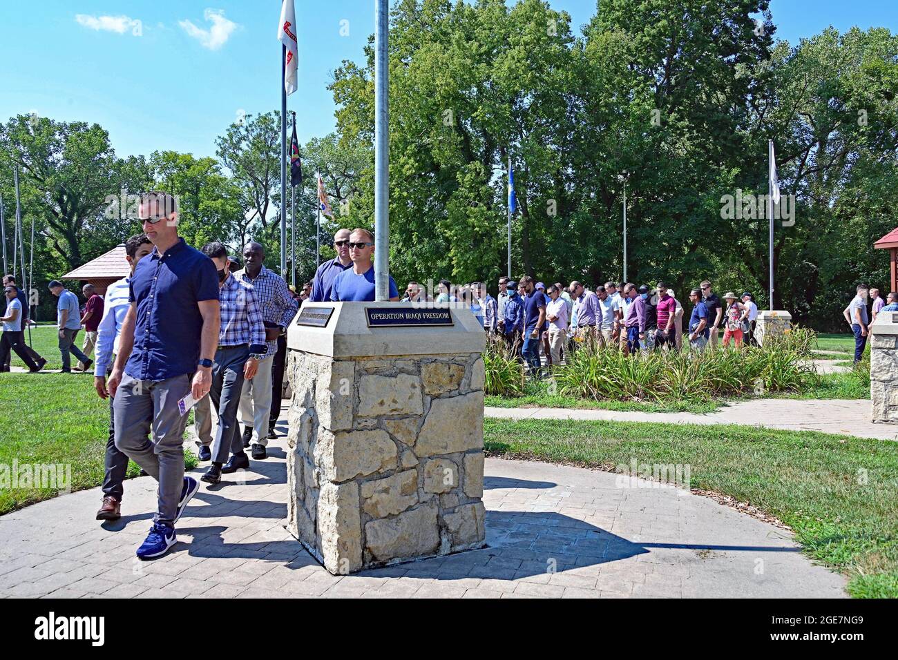 Emporia, Kansas, Stati Uniti. 17 agosto 2021. Oltre 100 ufficiali militari internazionali provenienti da 88 paesi diversi che stanno frequentando il comando dell'esercito degli Stati Uniti e il General staff College a Fort Leavenworth camminano oltre l'operazione irachena Freedom Memorial Park all'All Veterans Memorial Park durante una visita al parco come parte del corso per il college 17 agosto 2021. Credit: Mark Reinstein/Media Punch/Alamy Live News Foto Stock