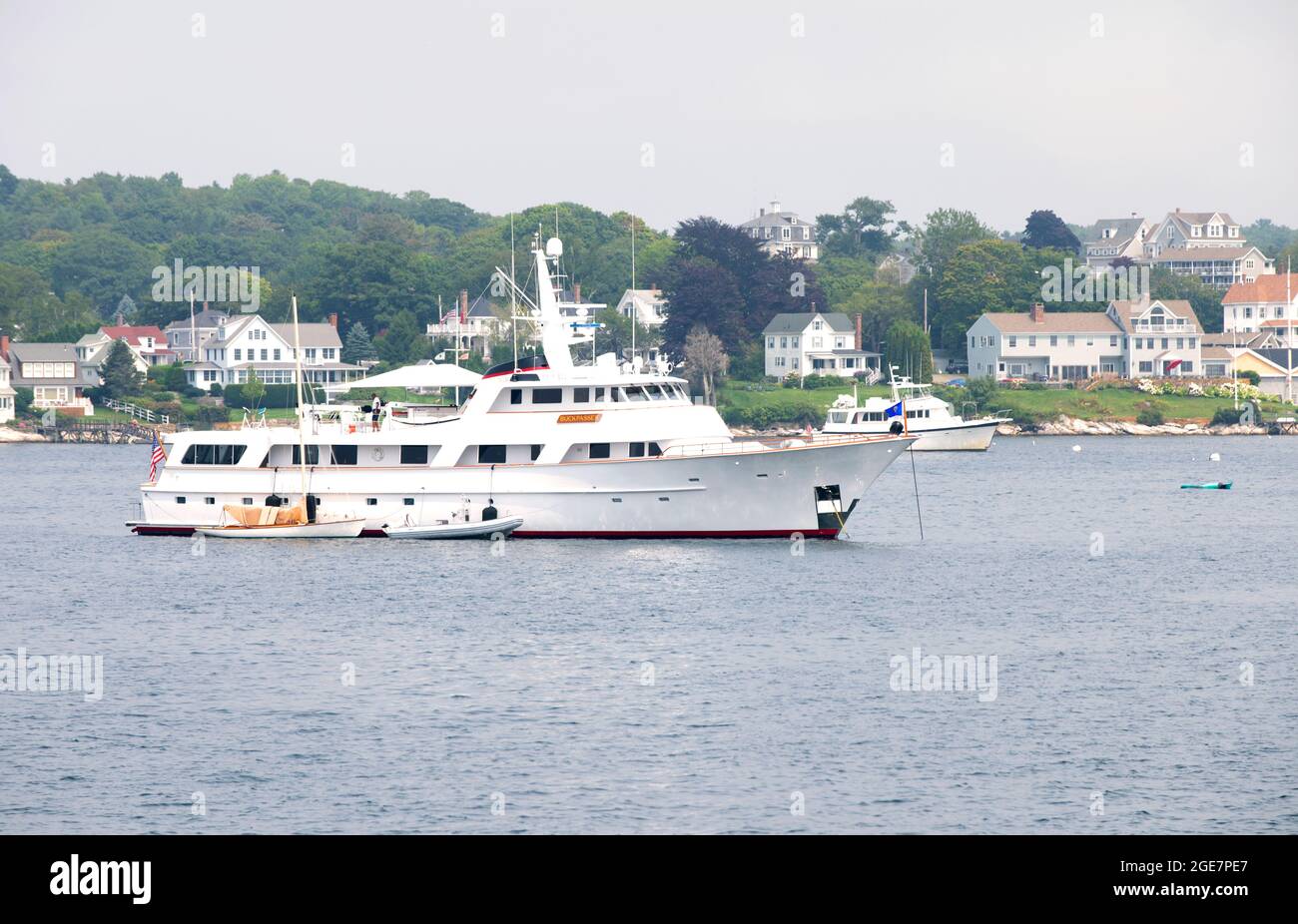 Uno yacht privato all'ancora a Boothbay Harbour, Maine, Stati Uniti Foto Stock