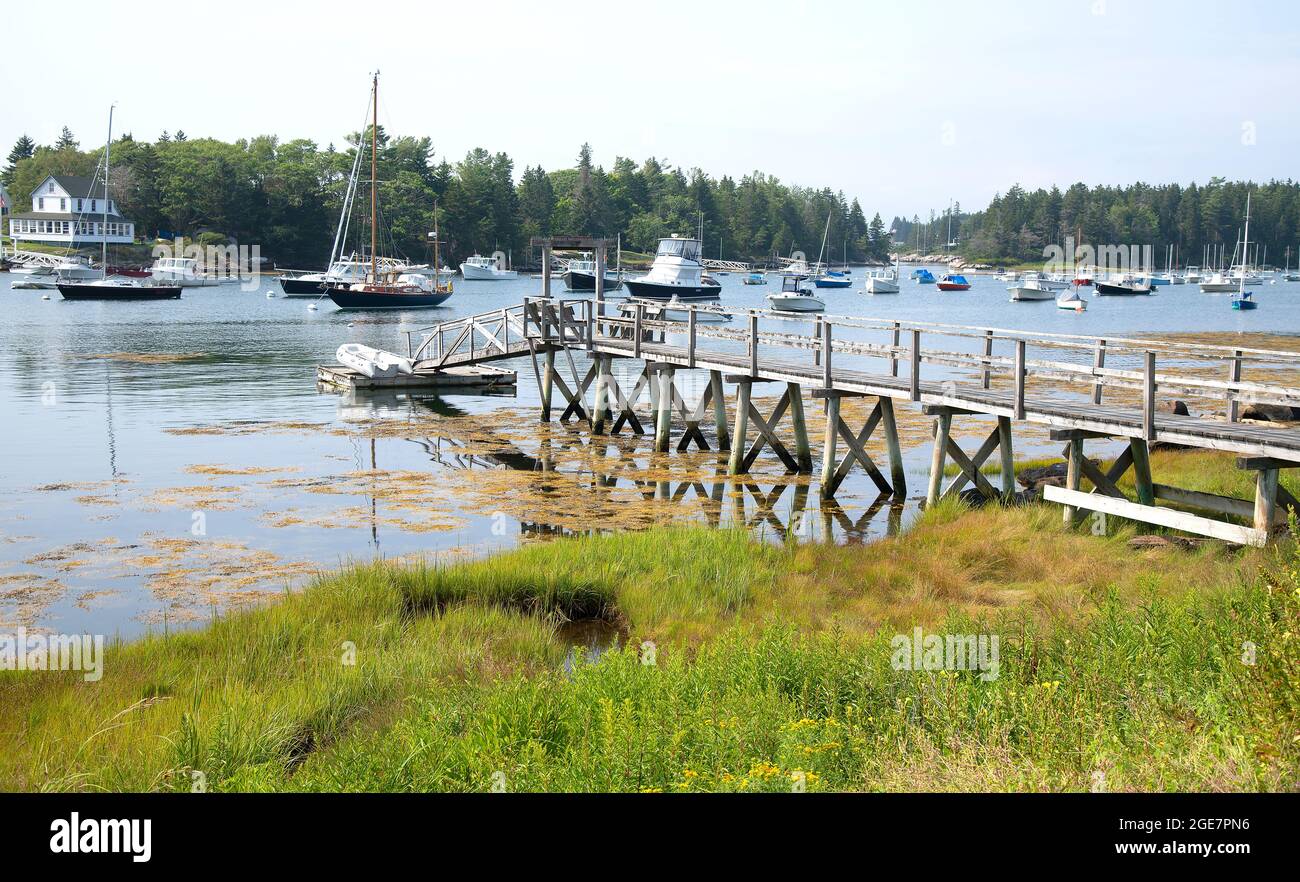 Cozy Harbour a West Southport, Maine, USA in una giornata estiva Foto Stock