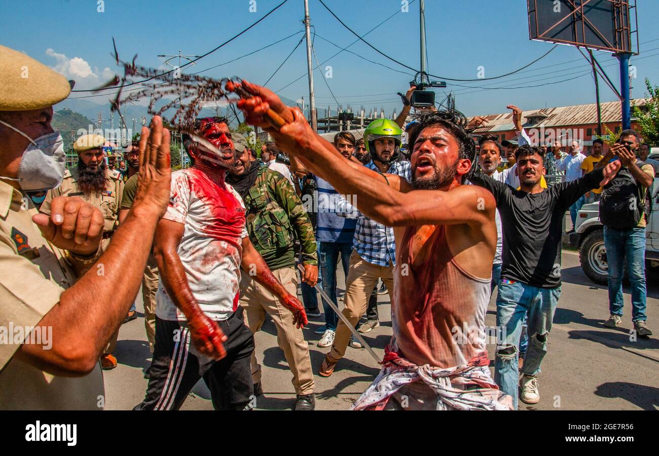 SRINAGAR, KASHMIR, INDIA - 17 AGOSTO 2021: I lutto sciiti urlarono slogan religiosi mentre tentavano di prendere parte ad una processione religiosa Muharram il 17 agosto 2021 a Srinagar, indiano amministrato Kashmir, India. Credit: Mir Yasir Mukhtar/ Medialys Images Foto Stock