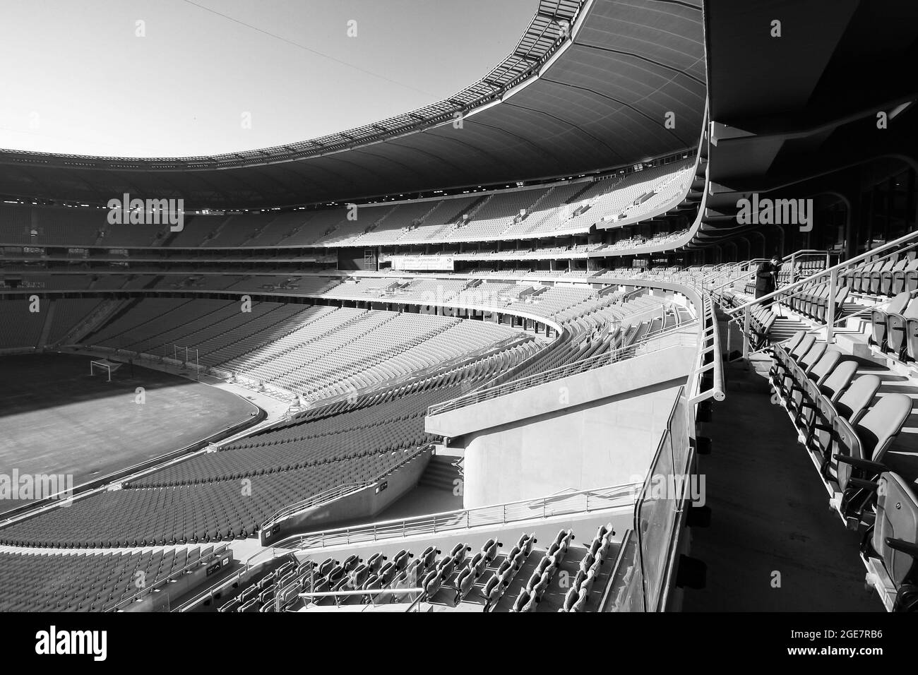 JOHANNESBURG, SUDAFRICA - 06 gennaio 2021: Una scala di grigi di uno stadio di calcio vuoto a Johannesburg, Sudafrica Foto Stock