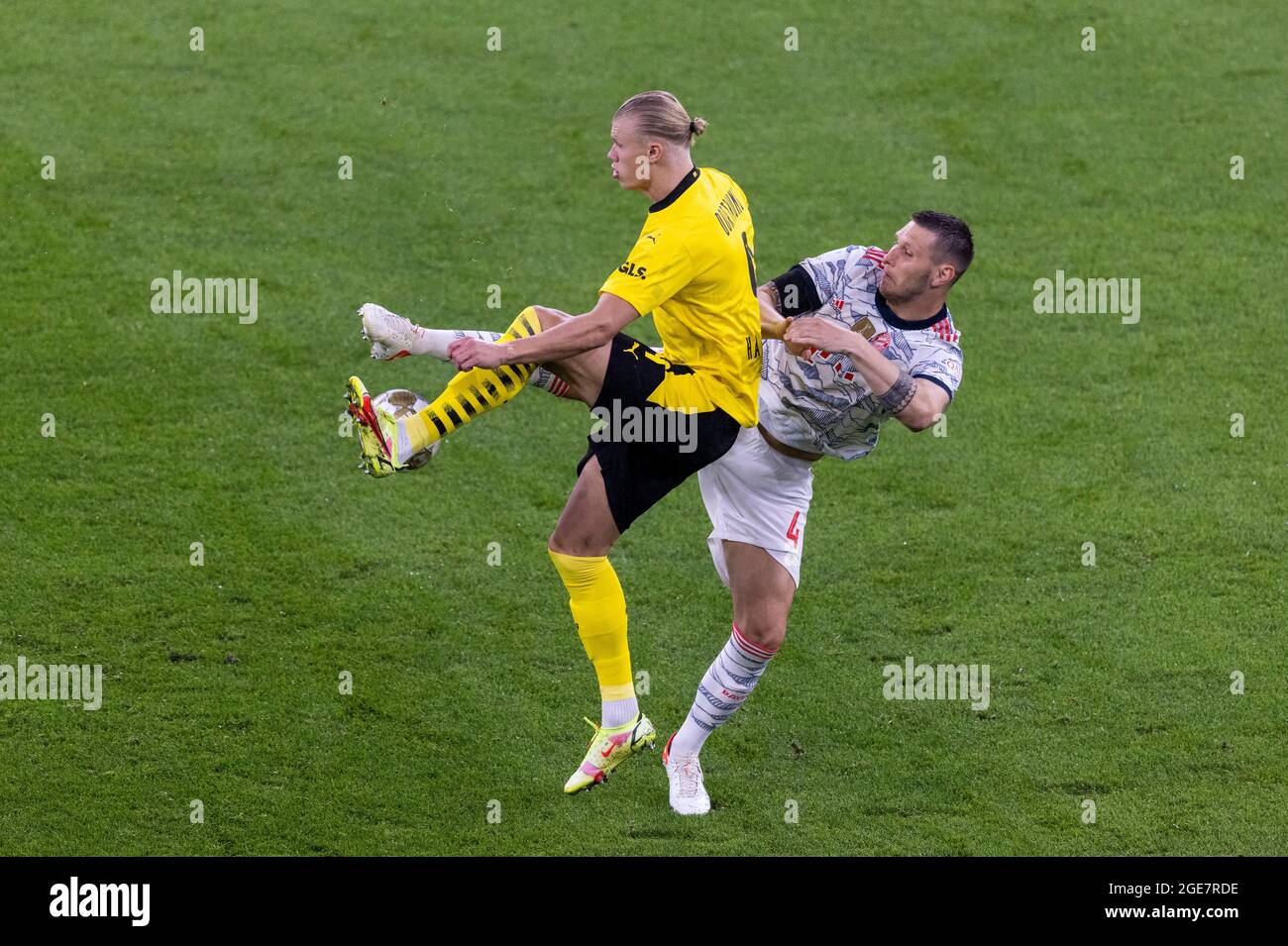 Erling Haland (BVB), Niklas Suele (Muenchen) Borussia Dortmund - Bayern München 17.08.2021, Fussball, 1. Bundesliga, Saison 2021/22 Foto: Moritz Müller Copyright (nur für journalistische Zwecke) di : Moritz Müller, Wilhelm-Raabe-Str.18, 40470 Düsseldorf. Tel 0211-13954918. MB.: 0176-81034275; Honorar zzgl. 7%UmSt. + Belegexemplar; Commerzbank, Konto: 3813045, BLZ: 30040000; IBAN: DE49 3004 0000 0381 3045 00; Finanzamt Düsseldorf-Nord, Steuernummer: 105/5193/1677 Foto Stock