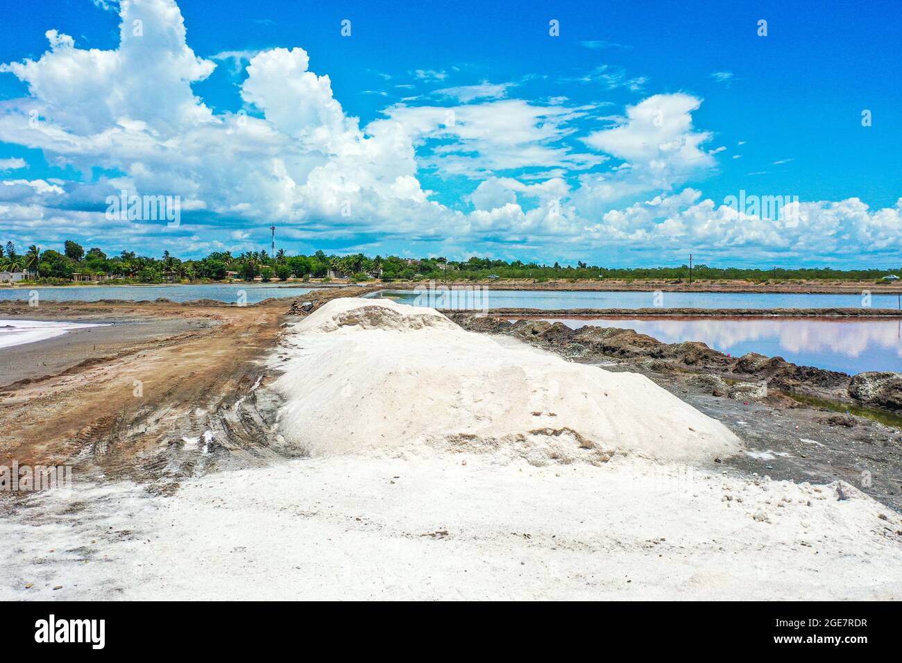 Mulino di sale, da acqua salata di mare nel processo di desalinizzazione per l'estrazione di sale nella comunità di Yavaros, comune di Huatabampo sonora Messico. Estrazione idraulica o soluzione salina, acqua sotto la superficie della terra che dissolverà i depositi di sale, formando una salamoia durante il processo. Colore bianco. (Foto di Luis Gutierrez / NortePhoto.com) molticulo de sal, provveniente de agua salada de mar en proceso de desalinar para extraccion de sal en la comunidad de Yavaros municipio de Huatabampo sonora Messico. extracción hidráulica o de solución de sal, agua debajo de la superficie de la t Foto Stock