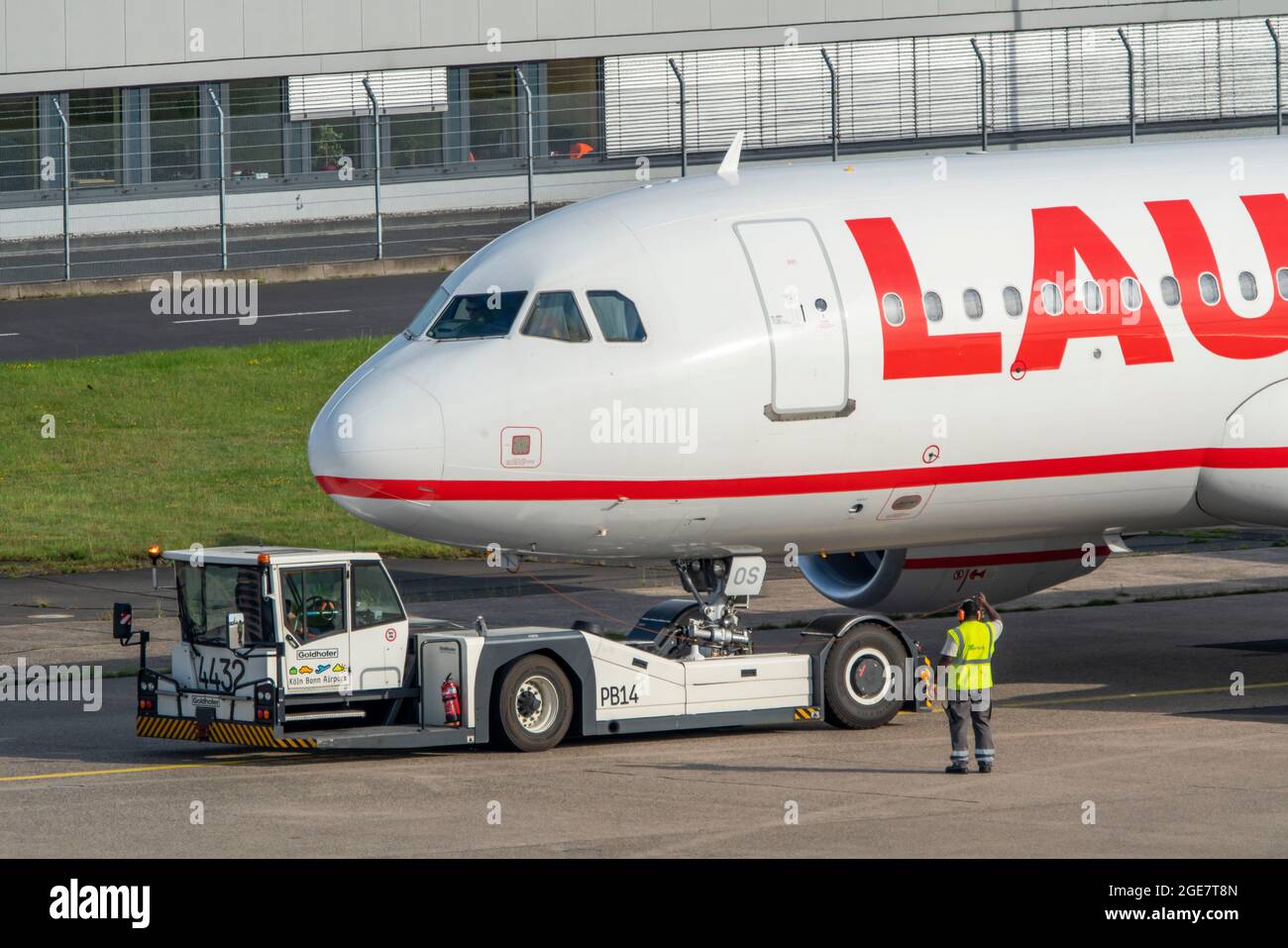 Aeroporto di Colonia-Bonn, CGN, Lauda Airbus, sul grembiule, è stato spinto dal cancello, NRW, Germania Foto Stock