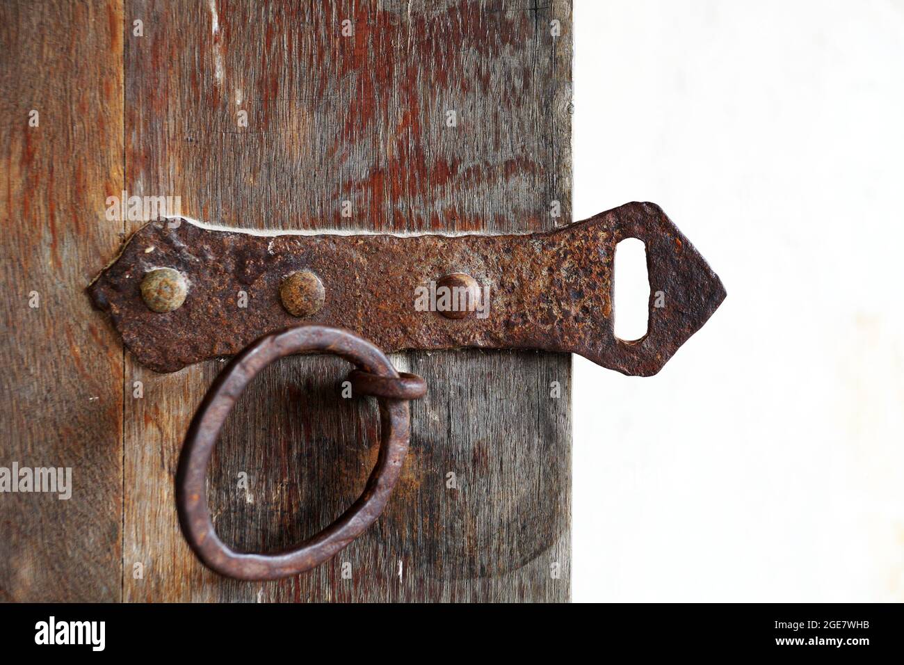 antica serratura in metallo su una vecchia porta in legno da vicino Foto Stock