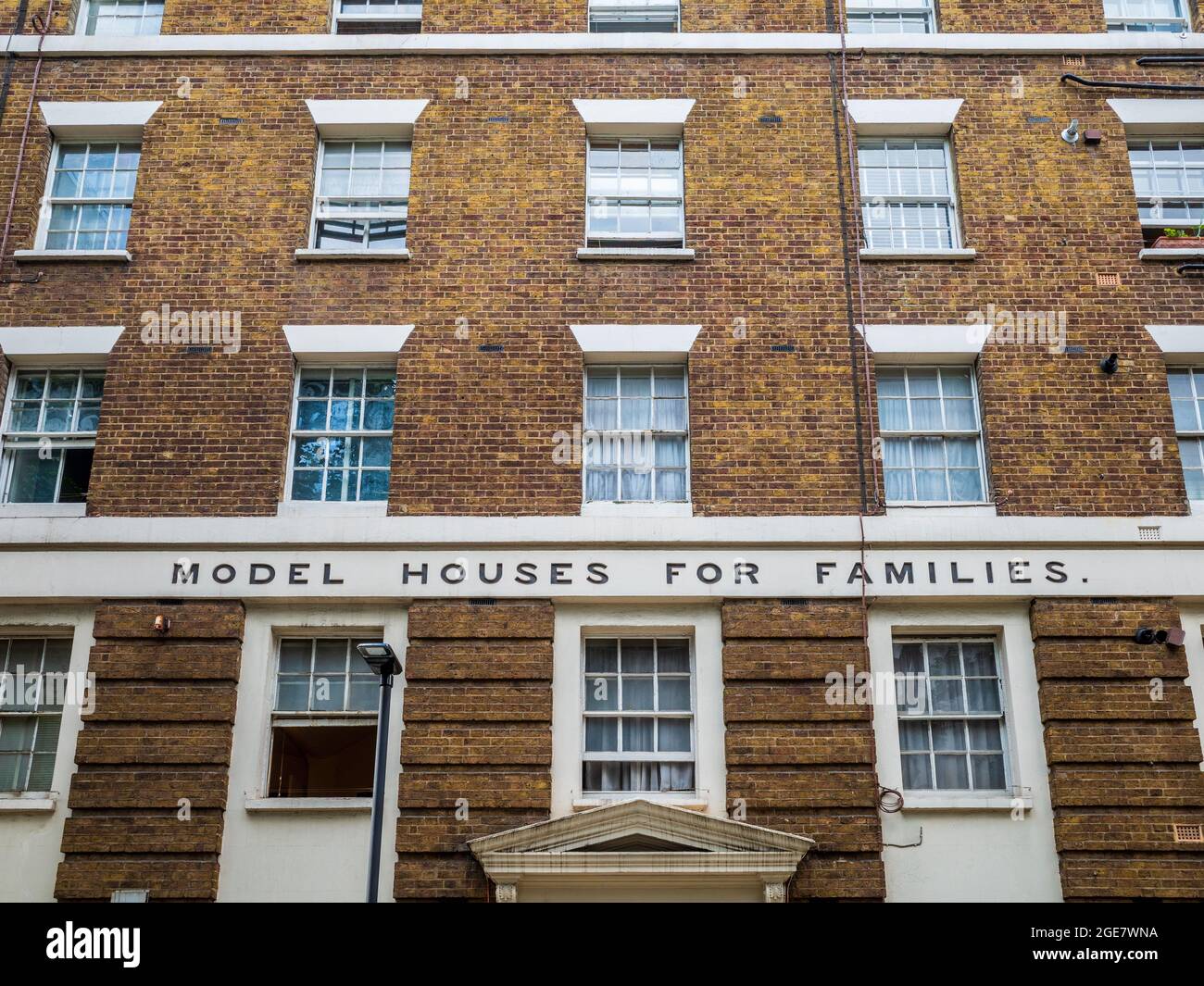 Case modello per famiglie (ora Parnell House), Streatham Street, Londra - primo schema filantropico di alloggi a Bloomsbury Central London 1845. Foto Stock