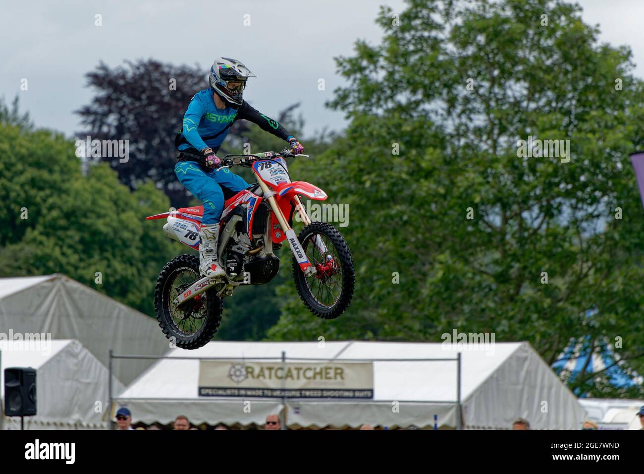 I motociclisti della Stannage Stunt Team brivano la folla al Wiltshire Game and Country Fair Foto Stock