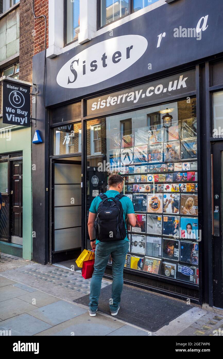 Sister Ray Record Shop su Berwick Street nel quartiere dei divertimenti Soho di Londra. Fondata nel 1989, apparve sulla copertina di un album Oasis. Foto Stock