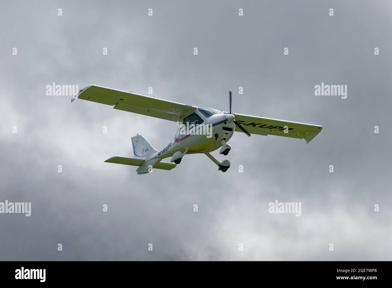 L'aereo ultraleggero CTSW di Flight Design G-KUPP parte dal Popham Airfield nell'Inghilterra meridionale Foto Stock