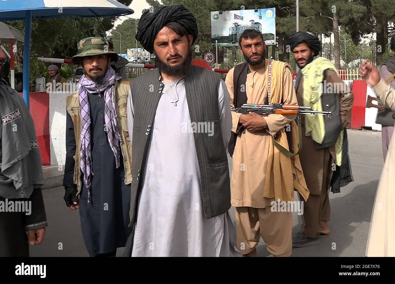 Kabul, Afghanistan. 17 agosto 2021. I combattenti talebani si levano in guardia davanti al portavoce talebano Zabihullah Mujahid mentre arriva per la sua prima conferenza stampa a Kabul, Afghanistan, martedì 17 agosto 2021. Il portavoce dei talebani Zabihullah Mujahid ha dichiarato che i talebani avrebbero rispettato i diritti delle donne, perdonare coloro che li hanno resistiti e garantire un Afghanistan sicuro. Foto di Bashir Darwish/ Credit: UPI/Alamy Live News Foto Stock
