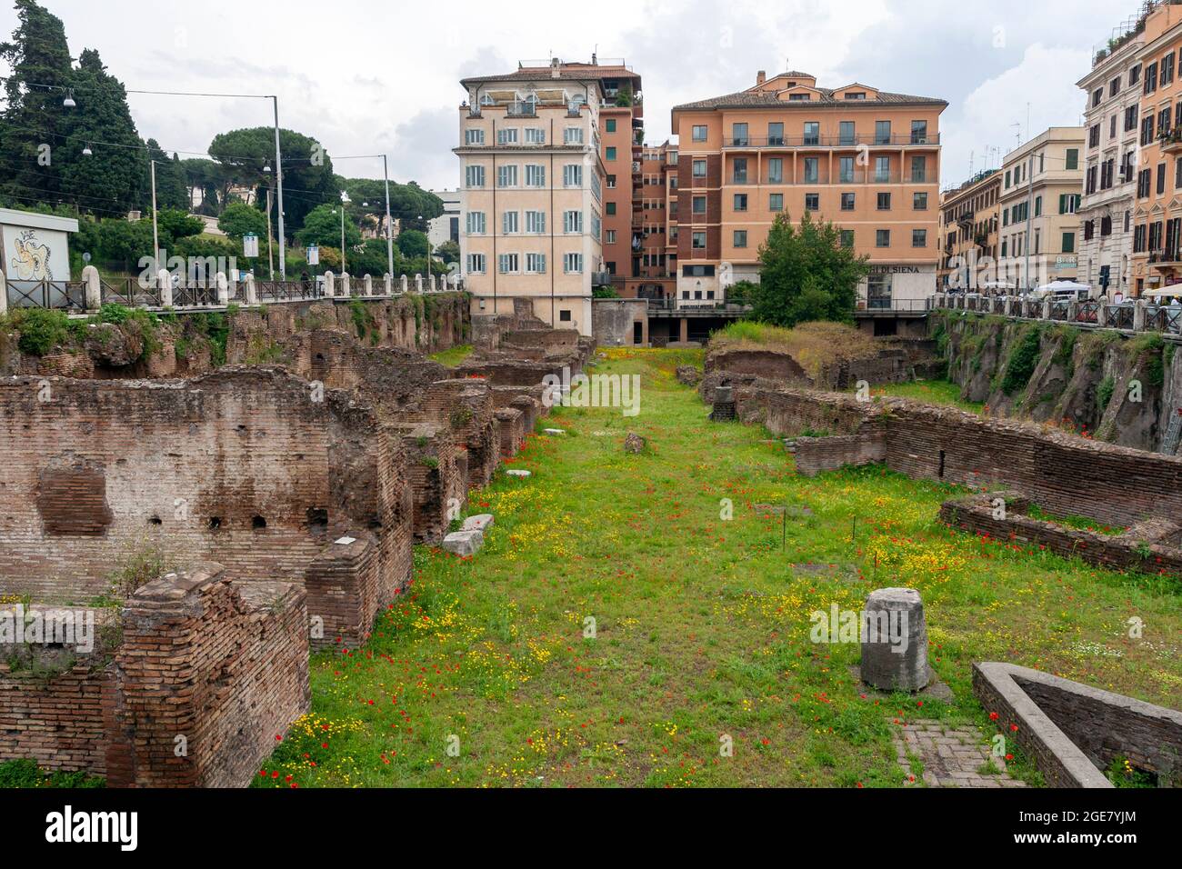 Rovine del Ludus Magnus a Roma in una giornata estiva. La Ludus Magnus (conosciuta anche come la Grande Scuola di formazione gladiatoriale) era la più grande dei felici Foto Stock