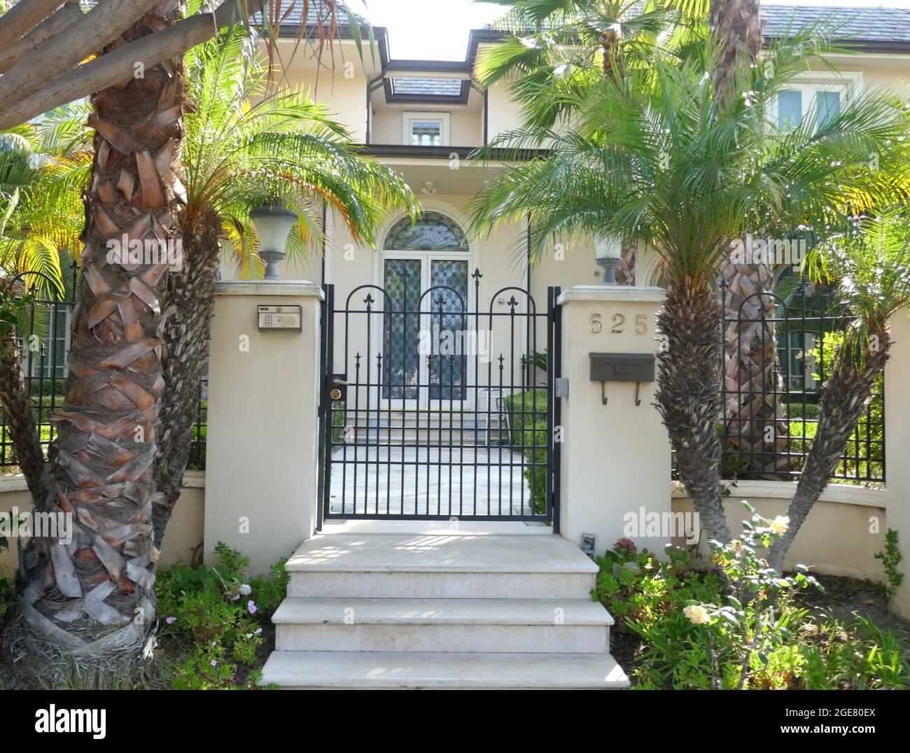 Beverly Hills, California, USA 13 Agosto 2021 UNA visione generale dell'atmosfera dell'ex casa/casa dell'attore Roscoe 'grasso' Arbuckle al 525 N. Canon Drive il 13 Agosto 2021 a Beverly Hills, California, USA. Foto di Barry King/Alamy Stock foto Foto Stock