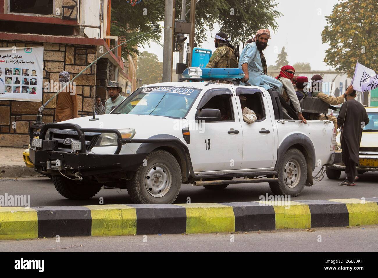 Kabul, Afghanistan. 17 agosto 2021. I combattenti talebani si levano in guardia prima che il portavoce talebano Zabihullah Mujahid arrivi per la sua prima conferenza stampa a Kabul, Afghanistan, martedì 17 agosto 2021. Il portavoce dei talebani Zabihullah Mujahid ha dichiarato che i talebani avrebbero rispettato i diritti delle donne, perdonare coloro che li hanno resistiti e garantire un Afghanistan sicuro. Foto di Bashir Darwish/ Credit: UPI/Alamy Live News Foto Stock