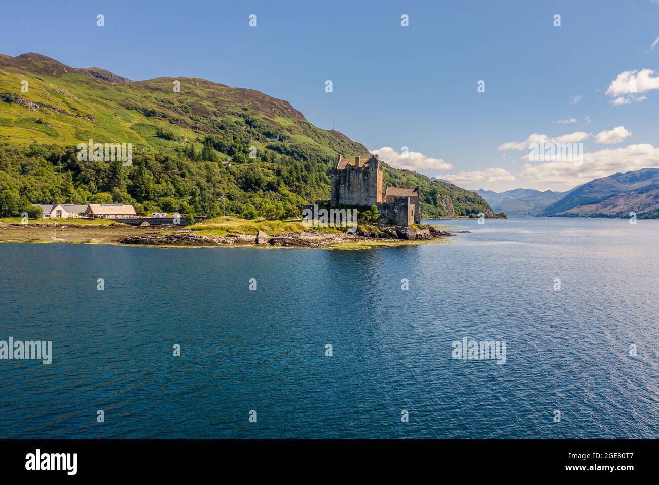 Aereo Drone Eilean Donan tramonto castello Scozia Regno Unito Dornie Loch Duich Island ponte Highlands Landmark Landscape Highlander viaggio Foto Stock