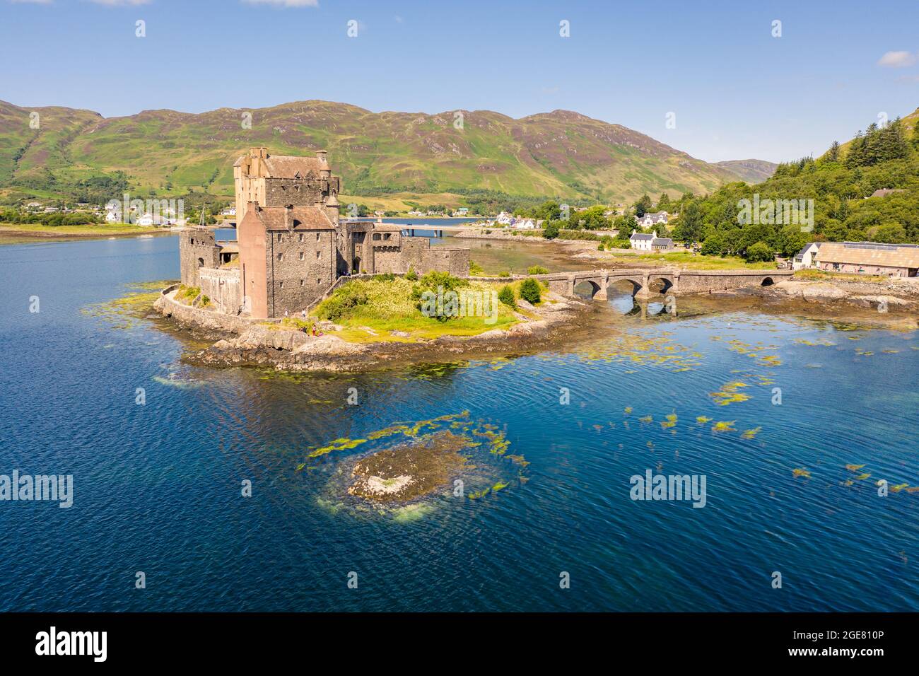 Aereo Drone Eilean Donan tramonto castello Scozia Regno Unito Dornie Loch Duich Island ponte Highlands Landmark Landscape Highlander viaggio Foto Stock