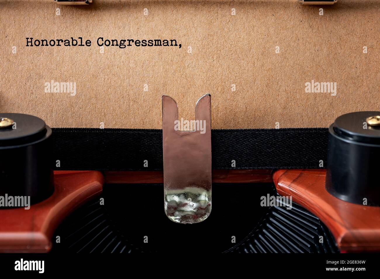 Scrivere a congresso, processo democratico e votante esprimendo preoccupazioni per l'idea concettuale ufficiale eletta con macchina da scrivere vintage, vecchia carta marrone e t Foto Stock