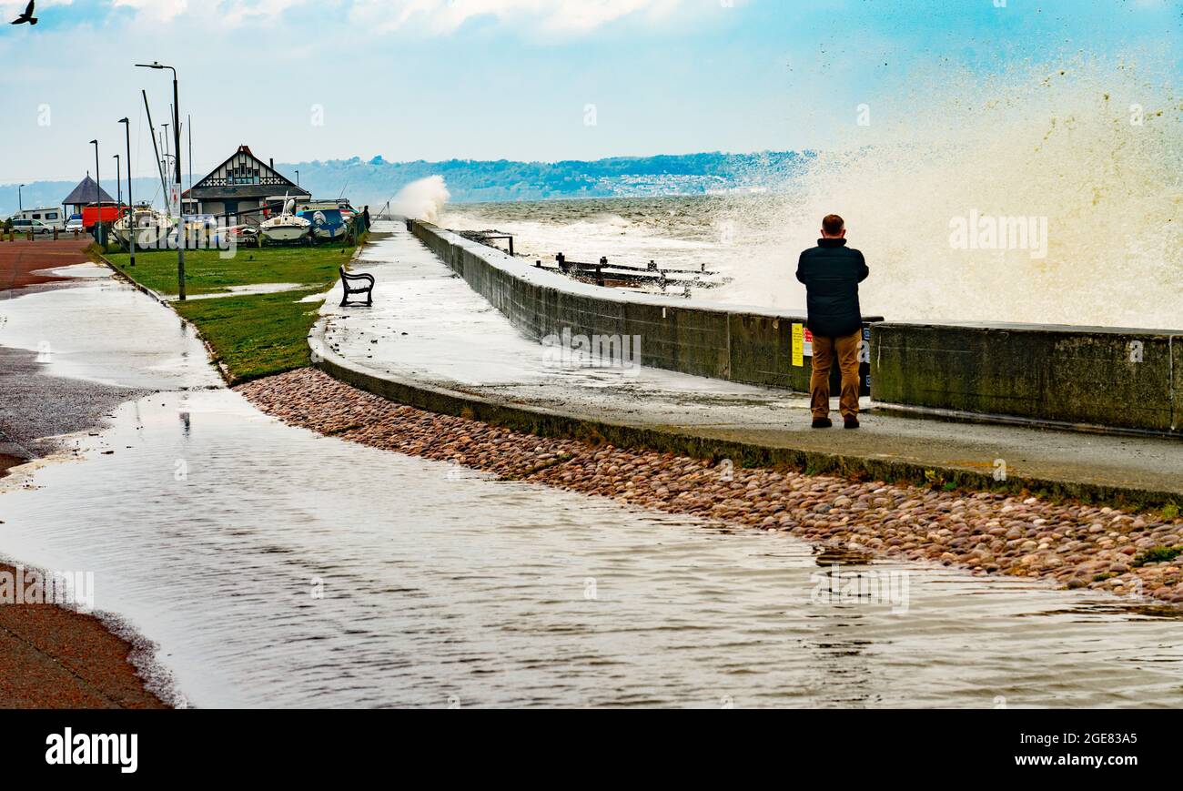 Llanfafechan Promenade in un giorno tempestoso di aprile 2021. Il Padiglione della Spiaggia in lontananza. Foto Stock