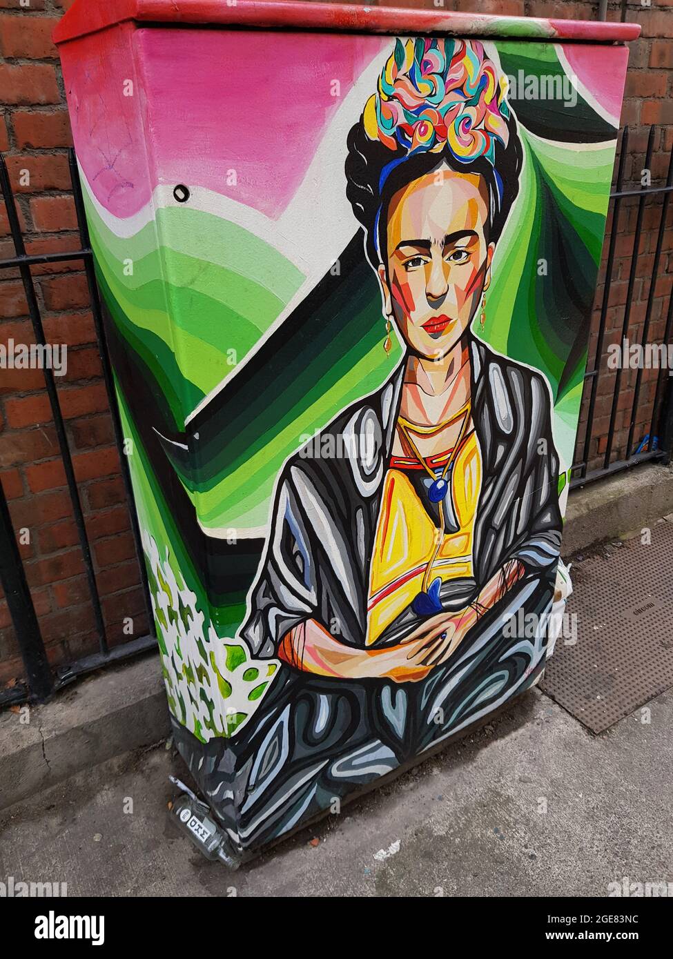 La grafica colorata di una donna asiatica su una scatola di distribuzione, Dublino, Irlanda Foto Stock