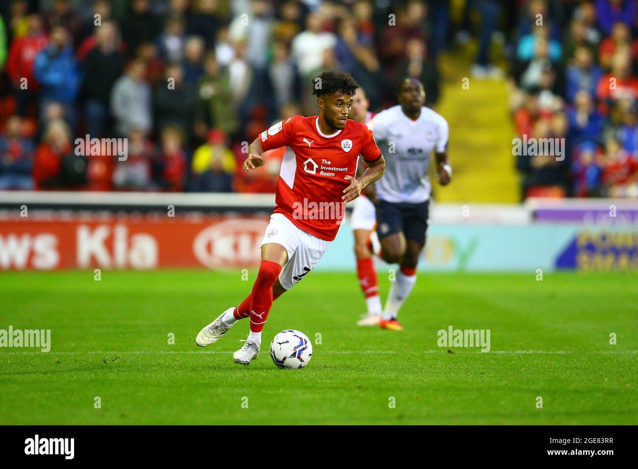 Oakwell, Barnsley, Inghilterra - 17 agosto 2021 Romal Palmer (21) di Barnsley durante il gioco Barnsley contro Luton Town, Sky Bet EFL Championship 2021/22, a Oakwell, Barnsley, Inghilterra - 17 agosto 2021 Credit Arthur Haigh/WhiteRosePhotos/Alamy Live News Foto Stock