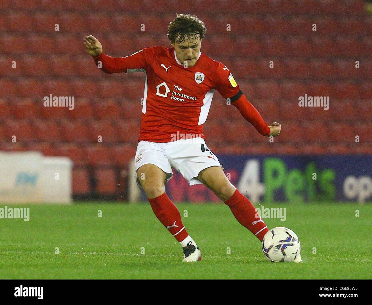 Barnsley, Regno Unito. 17 agosto 2021. Callum Styles 4 di Barnsley fa una corsa con la palla a Barnsley, Regno Unito, il 17/8/2021. (Foto di Craig Hawkhead/News Images/Sipa USA) Credit: Sipa USA/Alamy Live News Foto Stock