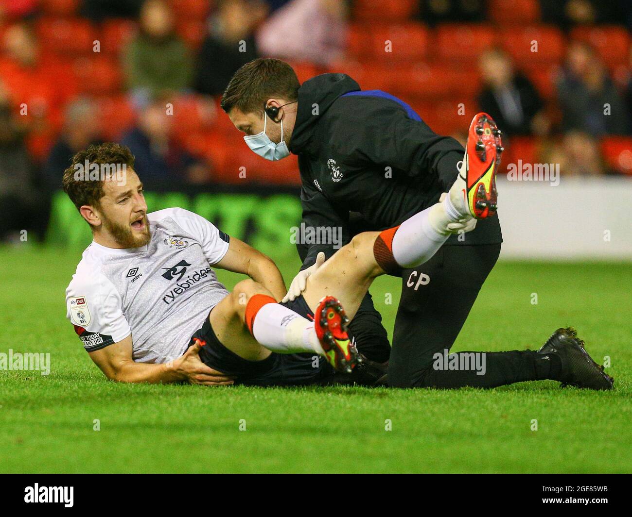 Barnsley, Regno Unito. 17 agosto 2021. Tom Lockyer N. 15 di Luton Town ottiene il trattamento a Barnsley, Regno Unito il 17/8/2021. (Foto di Craig Hawkhead/News Images/Sipa USA) Credit: Sipa USA/Alamy Live News Foto Stock