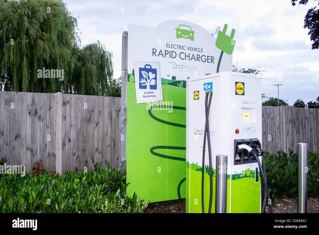 HAYES, LONDRA, INGHILTERRA - 13 agosto 2021: Caricabatterie elettrico per  auto pod Point in un parcheggio Lidl a Hayes Foto stock - Alamy