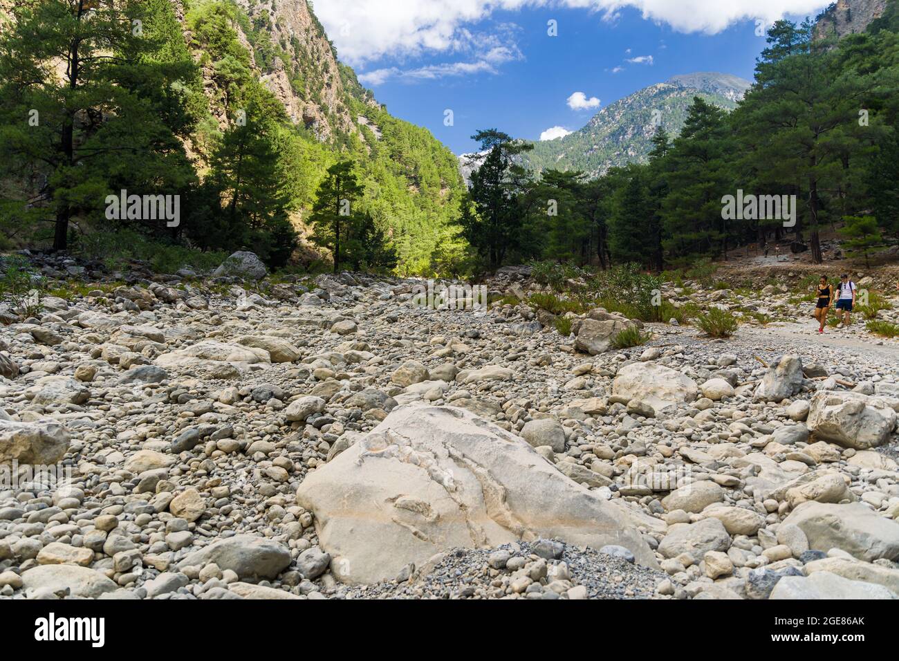 SAMARIA GORGE, CRETE - 20 LUGLIO 2021: Escursionisti nella spettacolare montagna e scenario forestale della gola di Samaria sull'isola greca di Creta Foto Stock