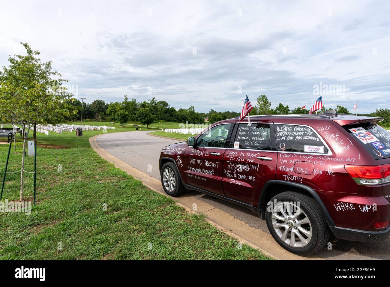 Radcliff, KY/USA - 17 agosto 2021: Un veicolo che porta messaggi anti-Biden, anti-vaccino e pro-Trump è parcheggiato al Kentucky Veterans Cemetery fuori da Fort Knox, KY, il giorno successivo al discorso del presidente Biden alla nazione riguardo all’Afghanistan. Foto Stock