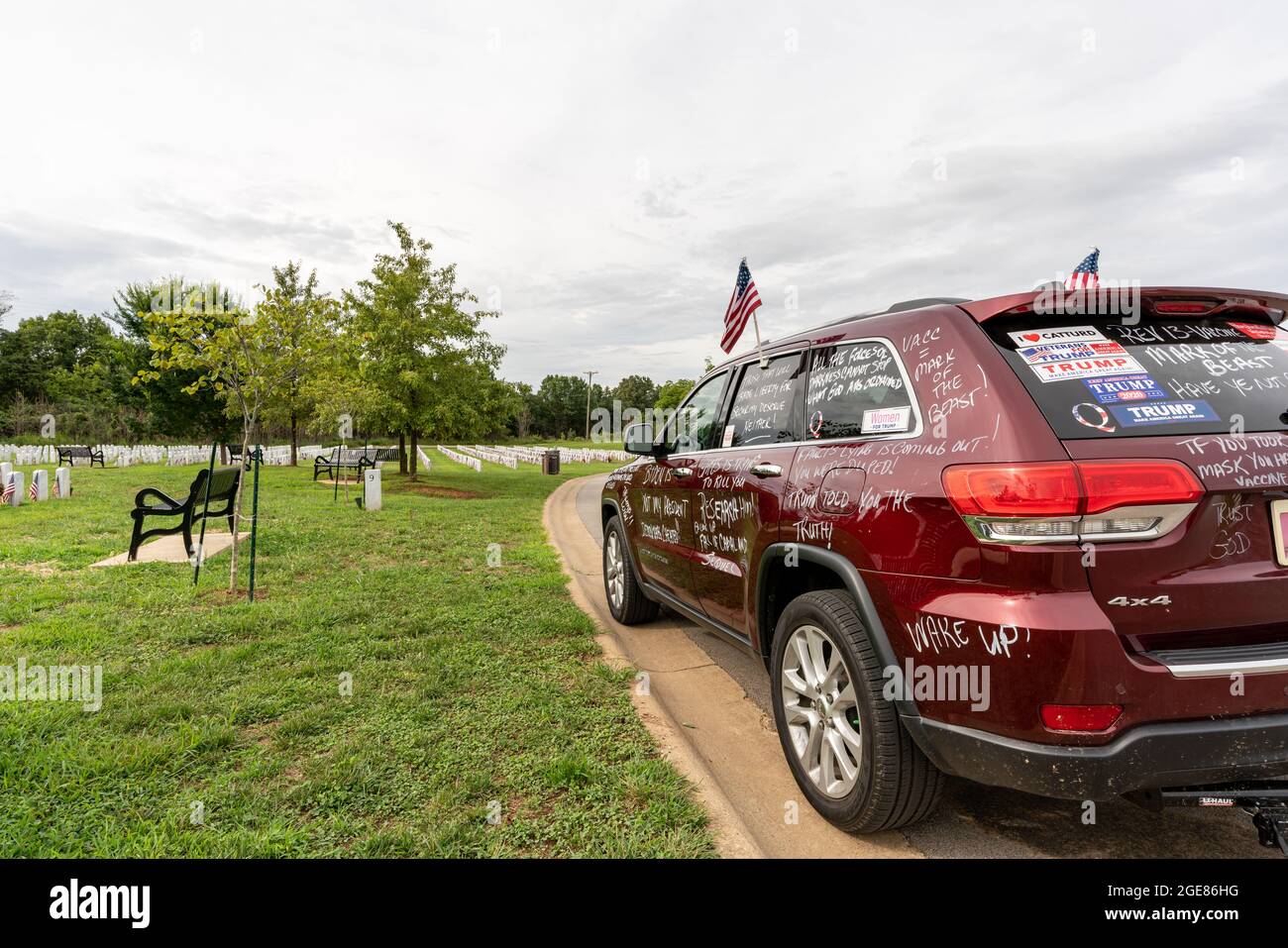 Radcliff, KY/USA - 17 agosto 2021: Un veicolo che porta messaggi anti-Biden, anti-vaccino e pro-Trump è parcheggiato al Kentucky Veterans Cemetery fuori da Fort Knox, KY, il giorno successivo al discorso del presidente Biden alla nazione riguardo all’Afghanistan. Foto Stock