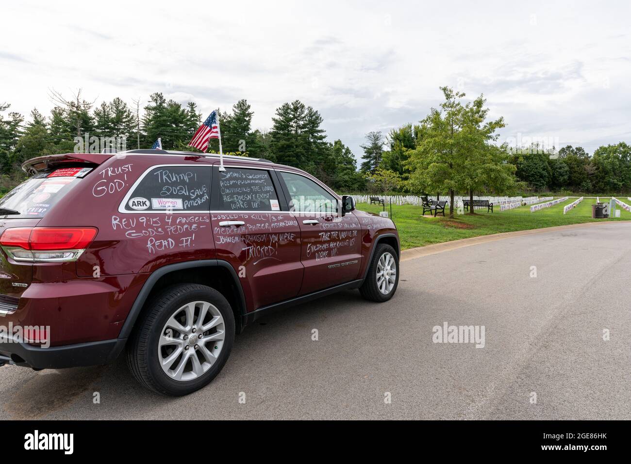 Radcliff, KY/USA - 17 agosto 2021: Un veicolo che porta messaggi anti-Biden, anti-vaccino e pro-Trump è parcheggiato al Kentucky Veterans Cemetery fuori da Fort Knox, KY, il giorno successivo al discorso del presidente Biden alla nazione riguardo all’Afghanistan. Foto Stock