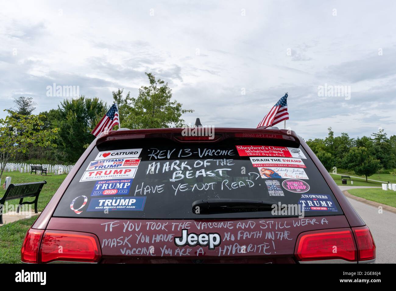 Radcliff, KY/USA - 17 agosto 2021: Un veicolo che porta messaggi anti-Biden, anti-vaccino e pro-Trump è parcheggiato al Kentucky Veterans Cemetery fuori da Fort Knox, KY, il giorno successivo al discorso del presidente Biden alla nazione riguardo all’Afghanistan. Foto Stock