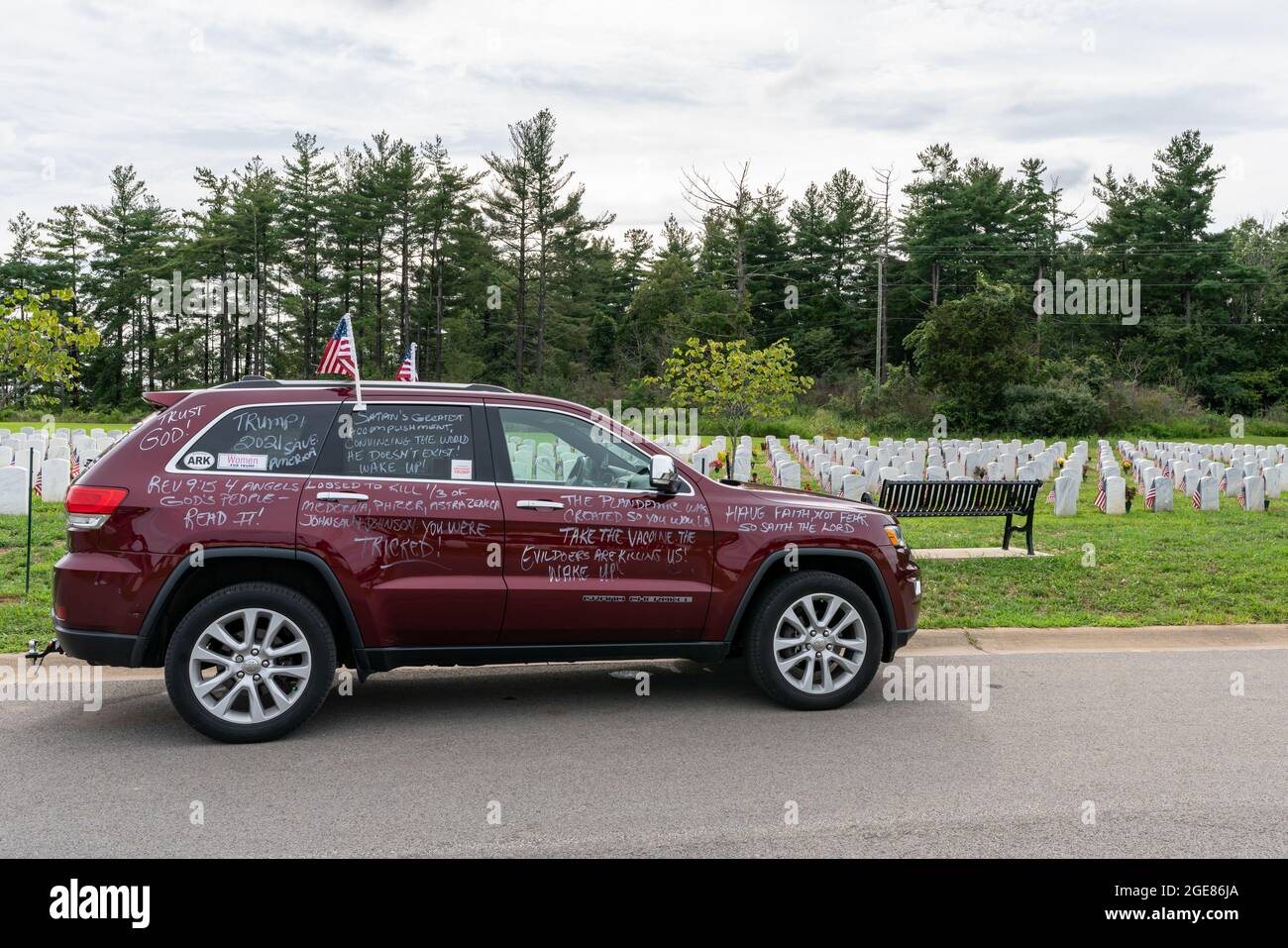 Radcliff, KY/USA - 17 agosto 2021: Un veicolo che porta messaggi anti-Biden, anti-vaccino e pro-Trump è parcheggiato al Kentucky Veterans Cemetery fuori da Fort Knox, KY, il giorno successivo al discorso del presidente Biden alla nazione riguardo all’Afghanistan. Foto Stock