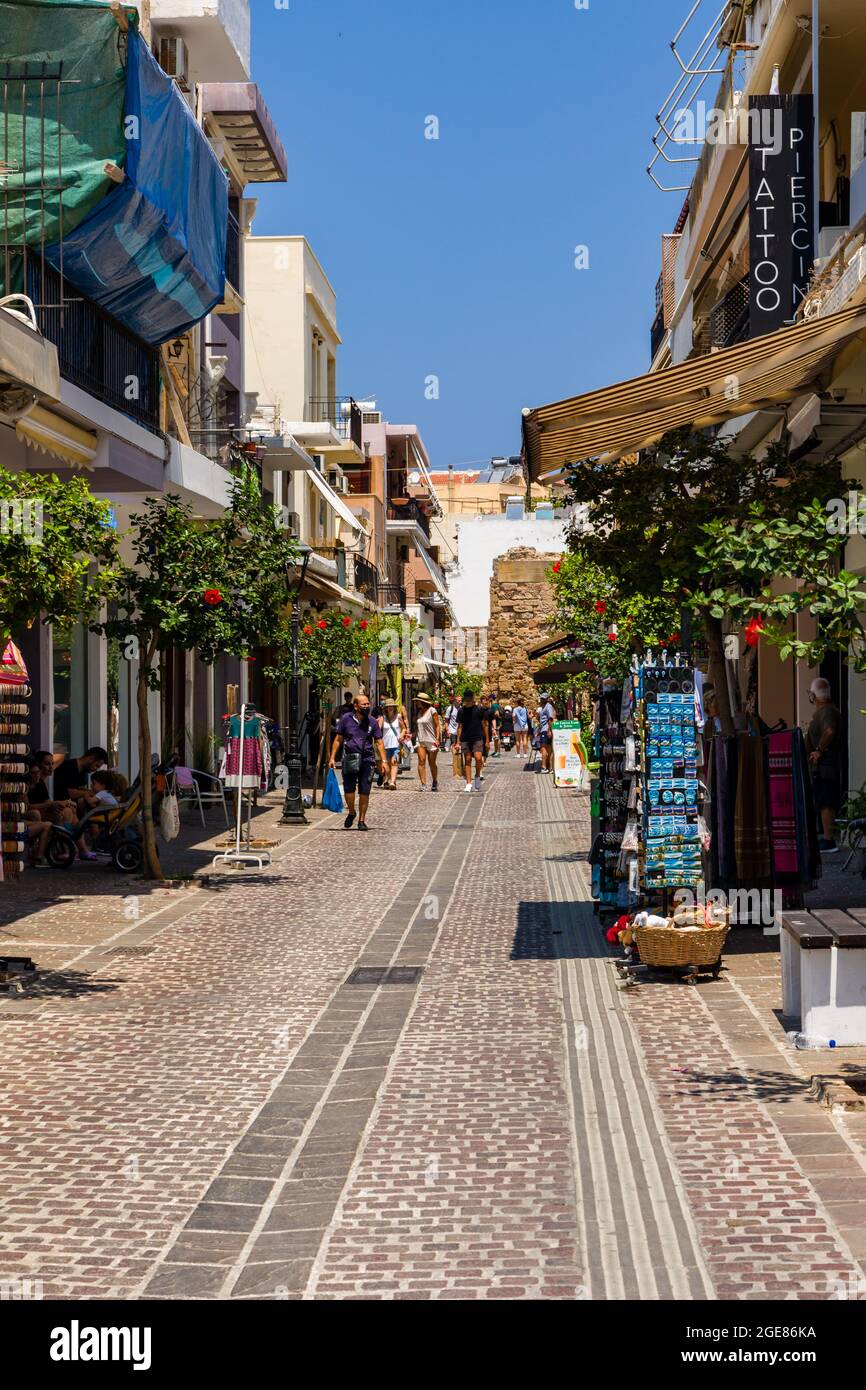 LA CANEA, CRETE - LUGLIO 22 2021: Folle di turisti nelle strette strade della città vecchia di Chania sull'isola greca di Creta. Nonostante il pandem di Coronavirus Foto Stock