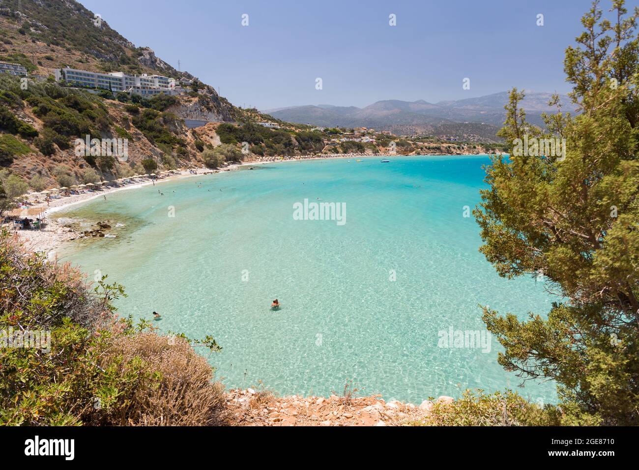 VOULISMA, CRETE - 13 LUGLIO 2021: I turisti nuotano nella famosa spiaggia di sabbia di Voulisma a Istron, Creta Foto Stock