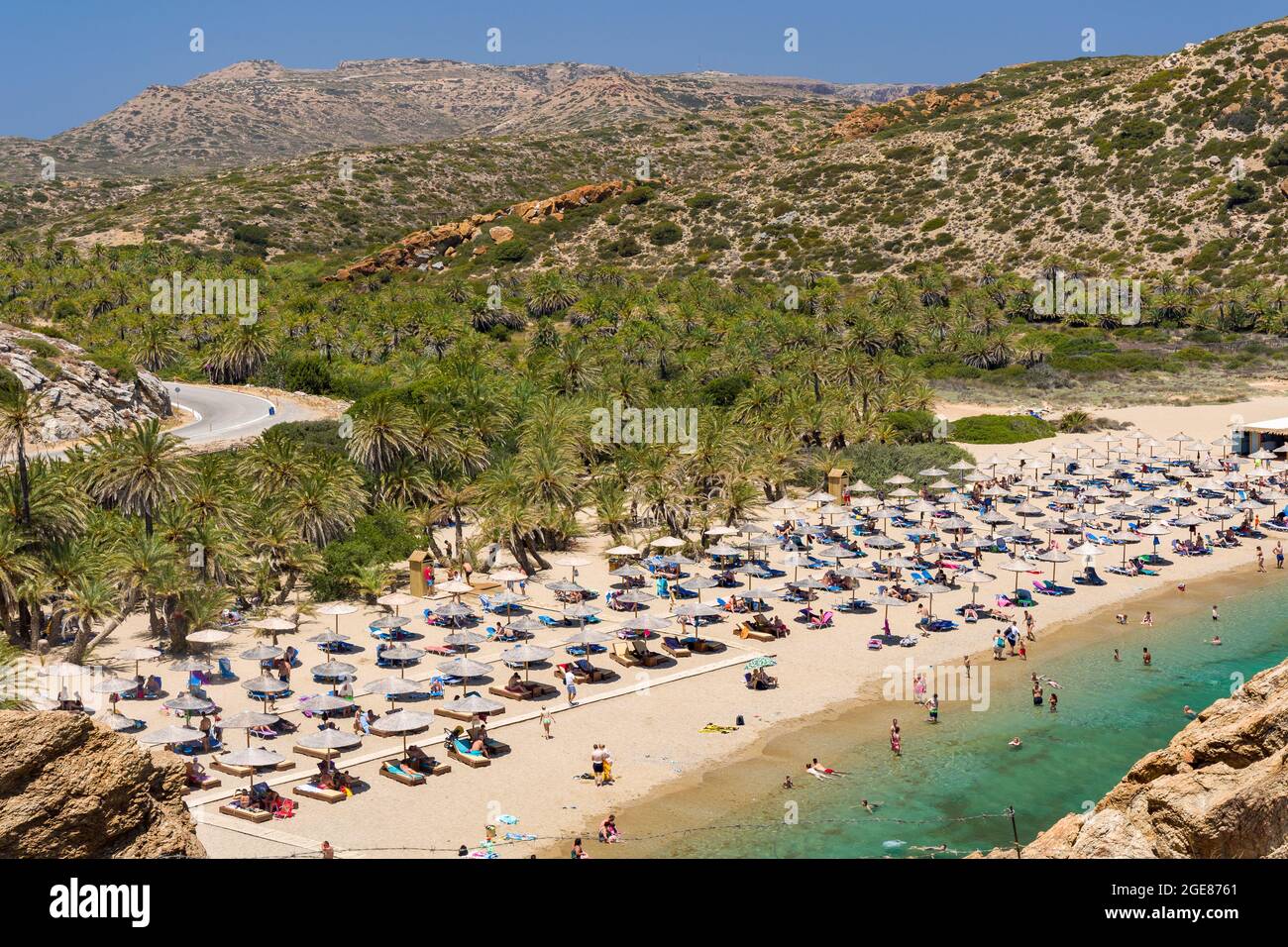 VAI, CRETE - 15 LUGLIO 2021: Folle di turisti sulla pittoresca spiaggia di Vai, circondata da palme, sulla costa orientale di Creta (Grecia) Foto Stock