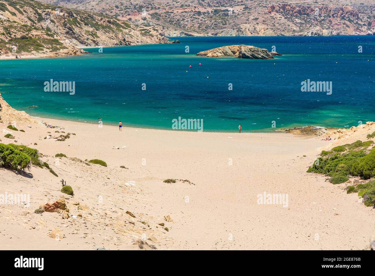 PSILI AMMOS, CRETE - 15 LUGLIO 2021: Persone sulla spiaggia appartata di Psilio Ammos vicino a Vai a Creta orientale Foto Stock