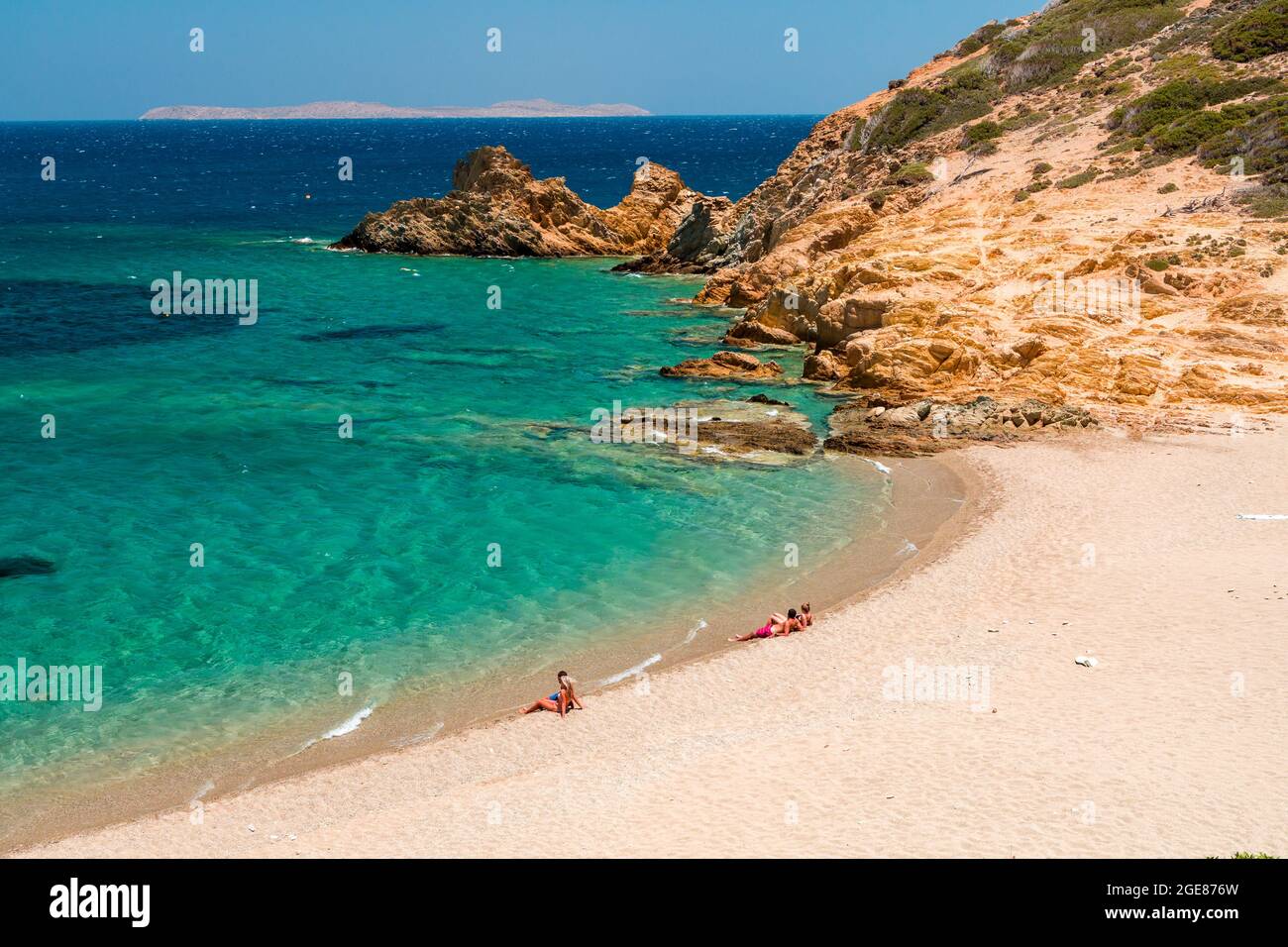 PSILI AMMOS, CRETE - 15 LUGLIO 2021: Persone sulla spiaggia appartata di Psilio Ammos vicino a Vai a Creta orientale Foto Stock