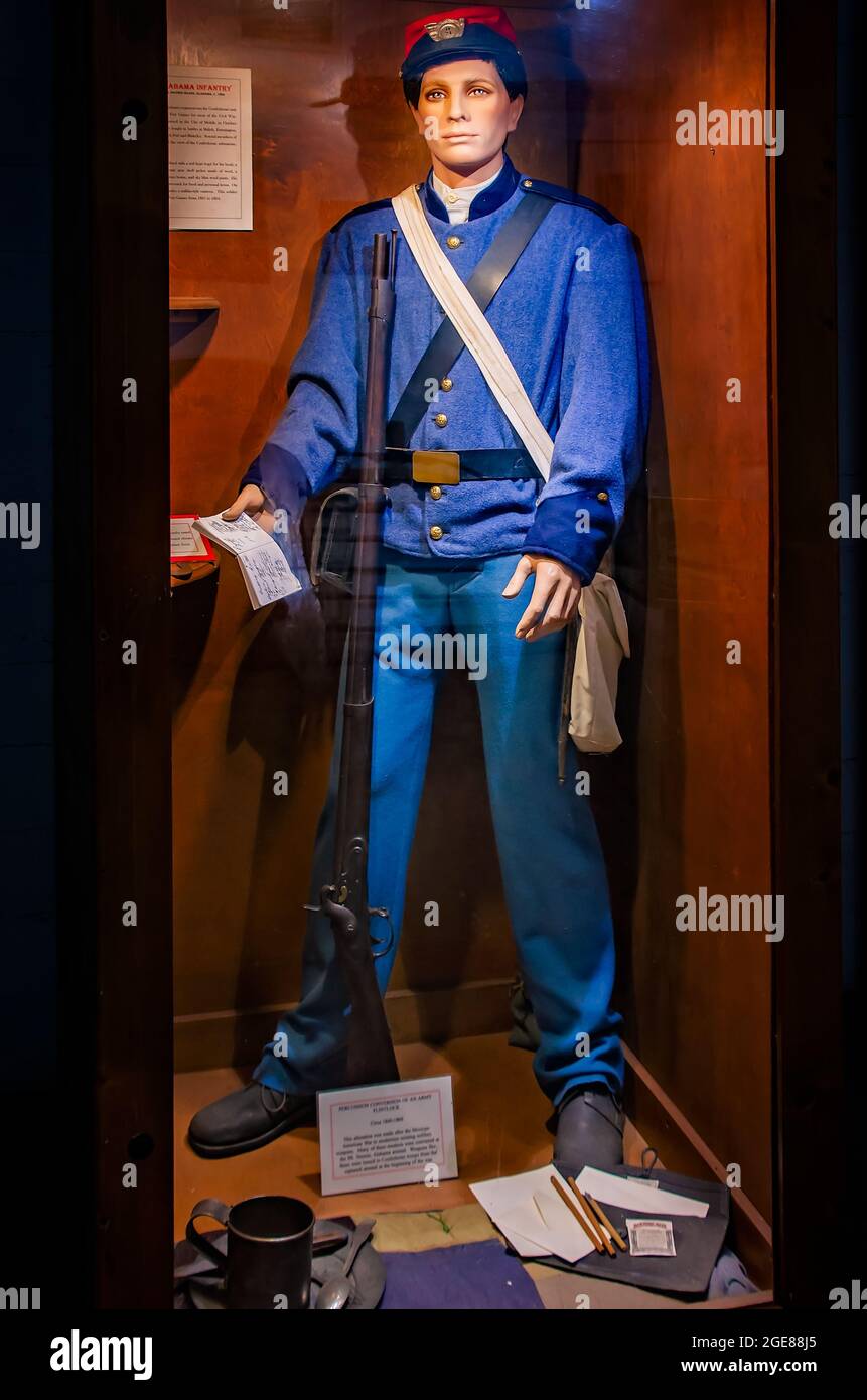 Un manichino raffigura un'uniforme di un soldato confederale presso il museo di Fort Gaines, il 12 agosto 2021, a Dauphin Island, Alabama. Foto Stock