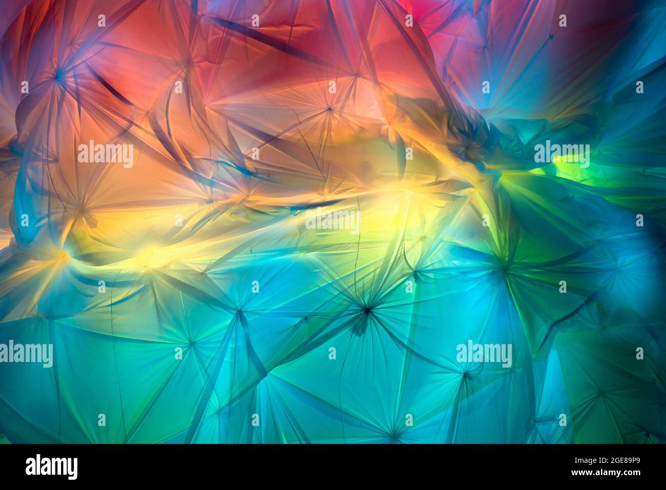 Sfondo di tessuto colorato scorrevole con luce e ombre Foto Stock