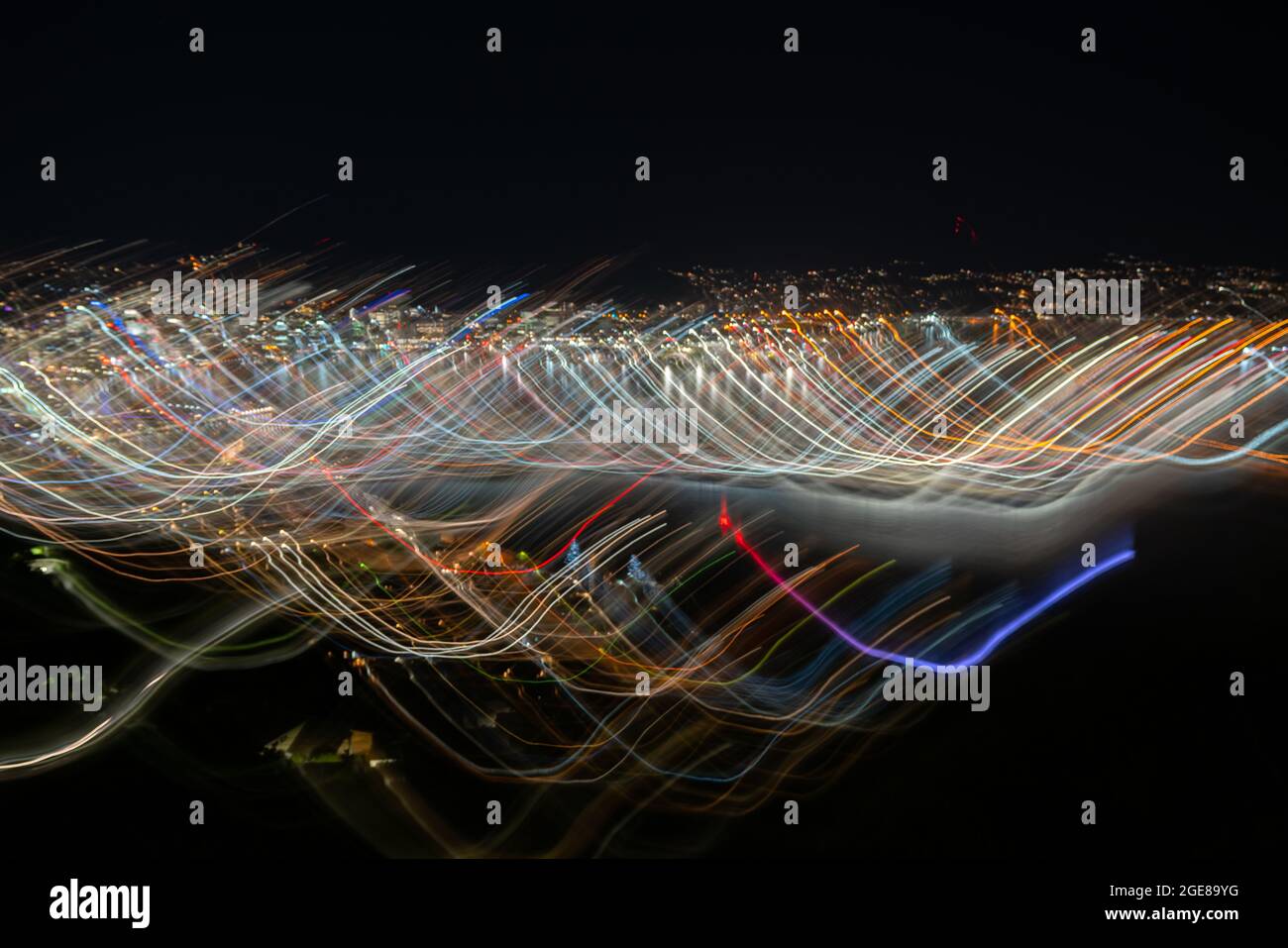 Effetto astratto Wellington City Urban luci notturne luminose in tutta la città con onda e pattern di colore girato utilizzando una lunga esposizione e movimento intenzionale della fotocamera Foto Stock