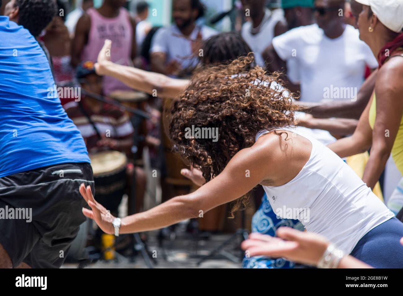 Salvador, Bahia, Brasile - 31 dicembre 2015: Gruppo di ballerini che ballano nella piazza esterna della città. Foto Stock