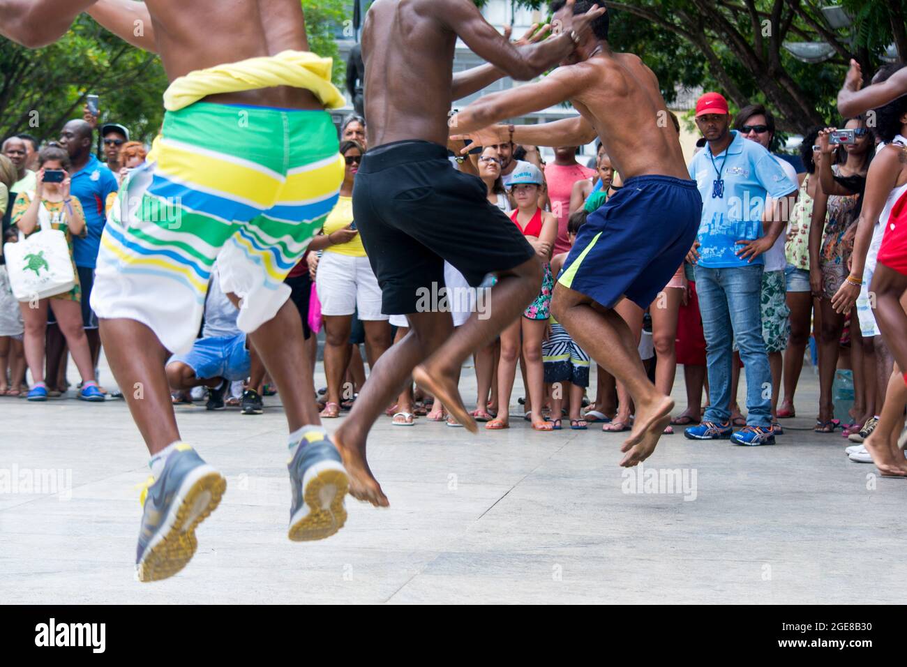 Salvador, Bahia, Brasile - 31 dicembre 2015: Gruppo di ballerini che ballano nella piazza esterna della città. Foto Stock