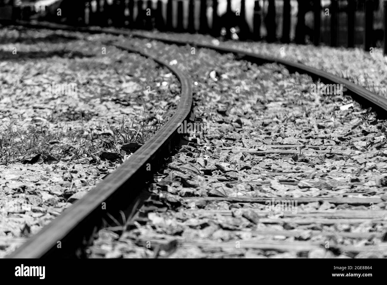 Camacari, Bahia, Brasile - 17 ottobre 2015: Linea ferroviaria nella città metropolitana di Camacari, Bahia. Foto Stock